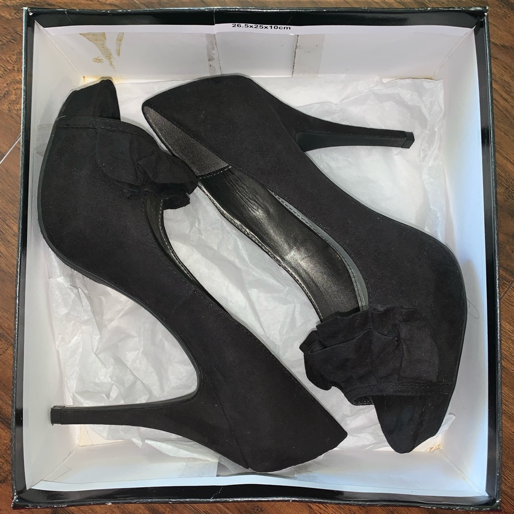 Black Pumps